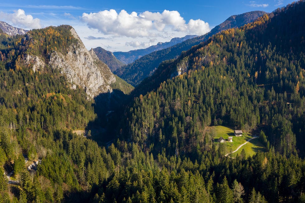 casa de campo en una cordillera de los alpes
