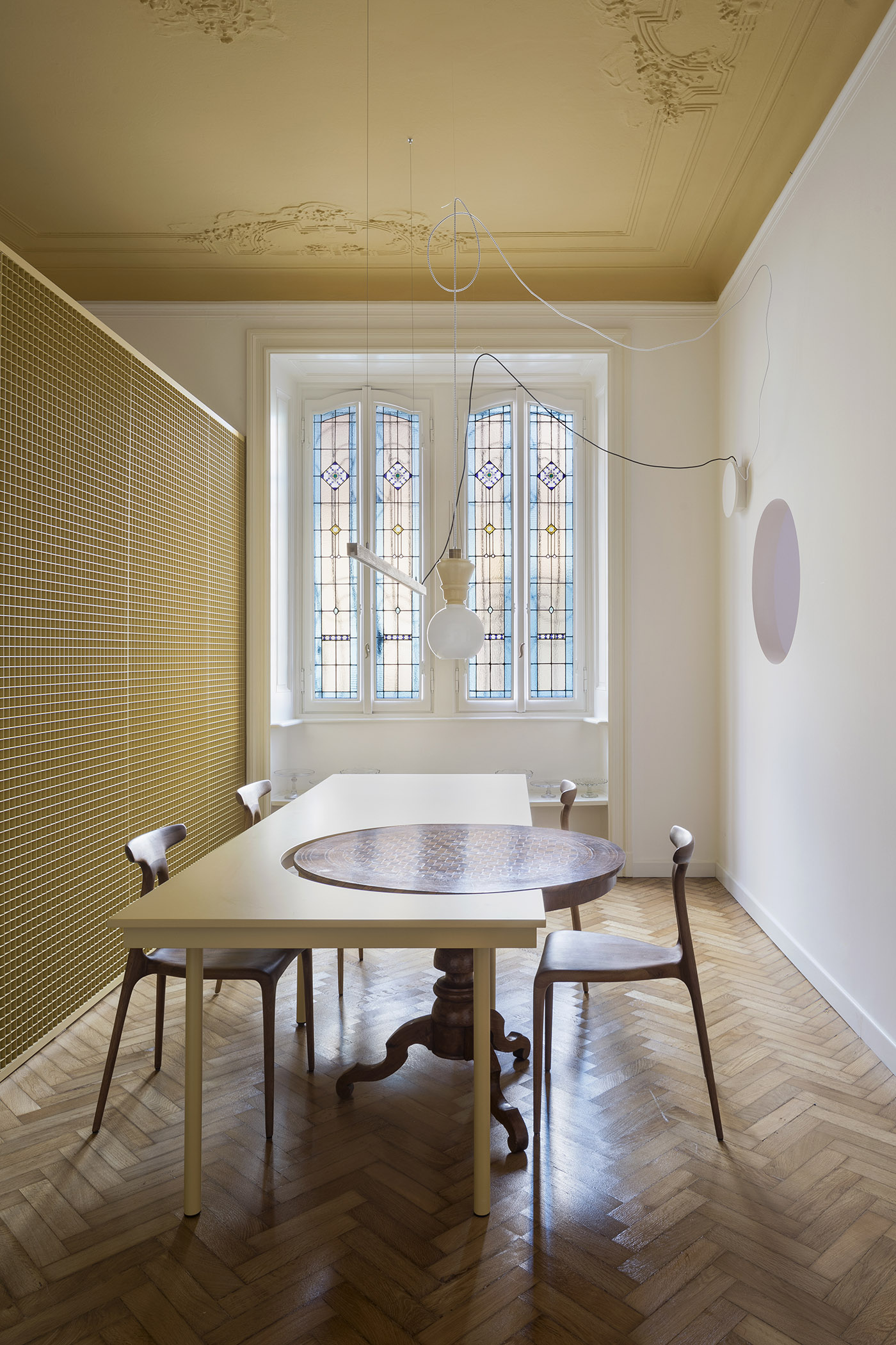 parete gialla che separa la cucina