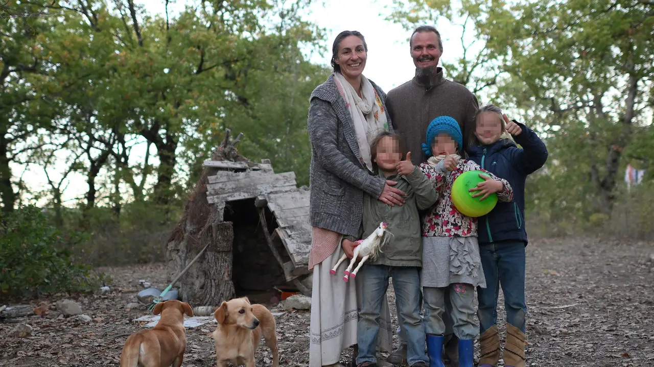 Catherine Birmingham, australiana di 45 anni, ex insegnante di equitazione, e il marito inglese Nathan Trevallion, 51, artigiano ebanista, con i tre figli, una di otto e due gemelli di sei anni
