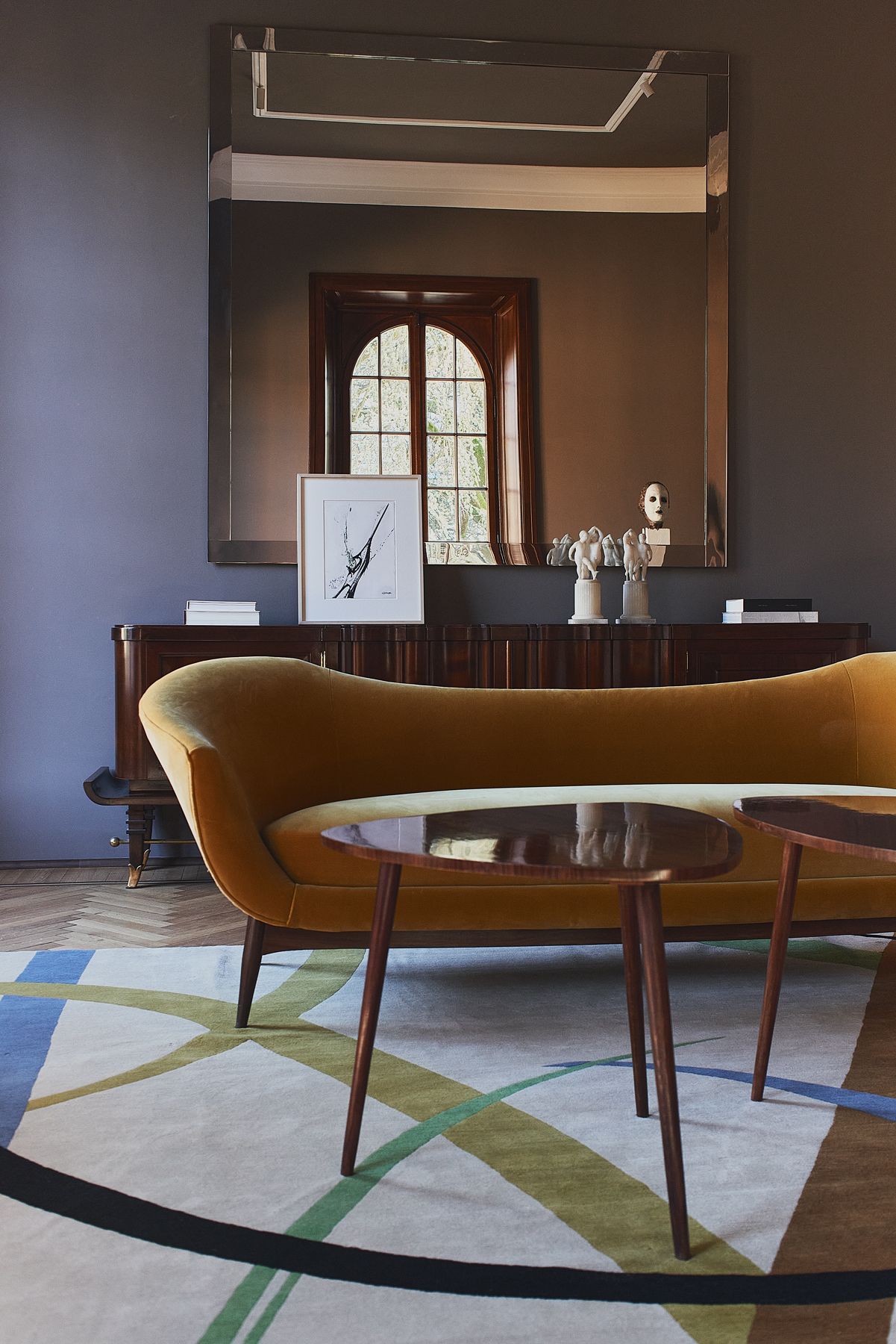 Sul mobile anni 50 di Paolo Buffa una carta di Gilberto Zorio dedicata a Paolo e Antonella De Santis e una coppia di...