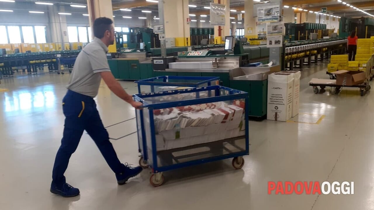 «Centro smistamento, servizio al collasso. Cassoni pieni di posta in giacenza»