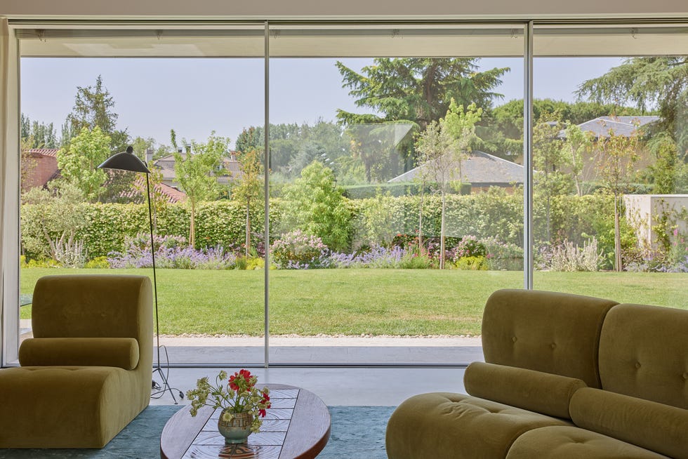 una casa moderna racionalista con mucho color del estudio abaton