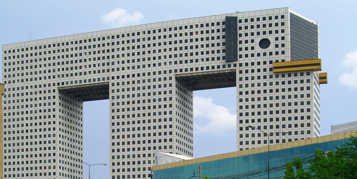 Questo grattacielo è altissimo, ma ha una forma buffa e fa ridere