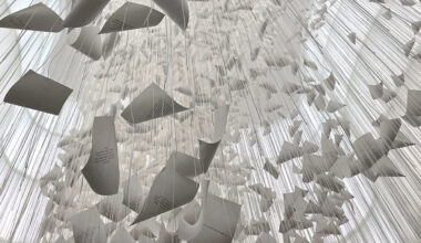 Installazione site-specific di Chiharu Shiota al MUDEC