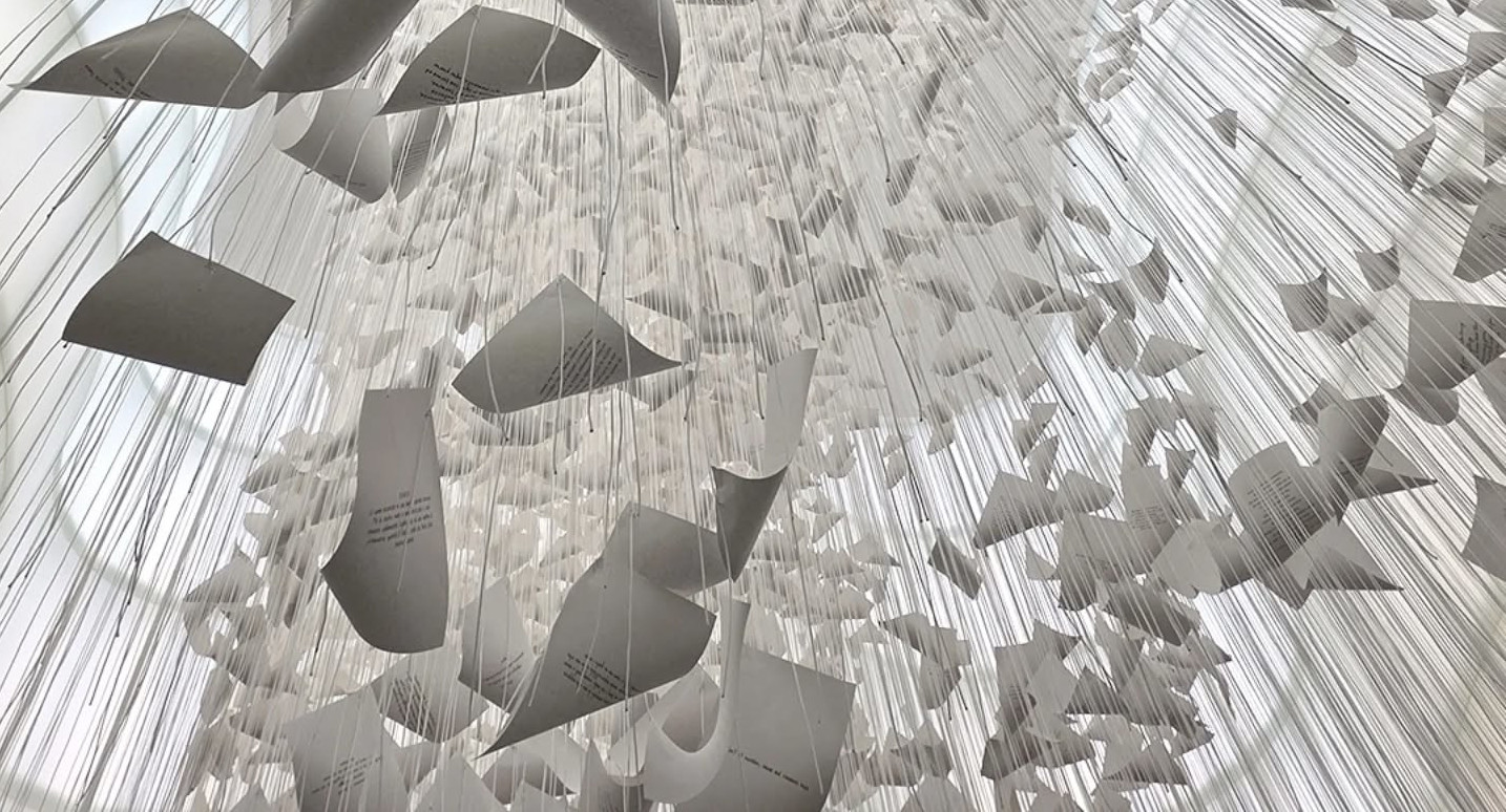 Installazione site-specific di Chiharu Shiota al MUDEC