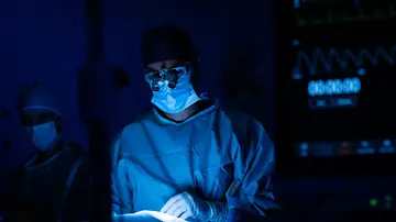 Tumori al cervello, la storia del neurochirurgo Christian Brogna. “Gli interventi awake e l’importanza delle emozioni”