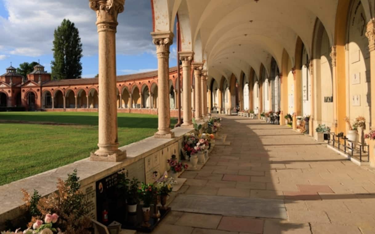 Funerale a Ferrara, seppelliscono la bara ma la salma del defunto resta in ospedale