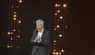 Pubblico termina il concerto senza voce per Baglioni, la prima del giovedì sera tra vecchi e nuovi successi