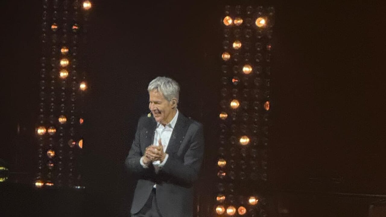 Pubblico termina il concerto senza voce per Baglioni, la prima del giovedì sera tra vecchi e nuovi successi