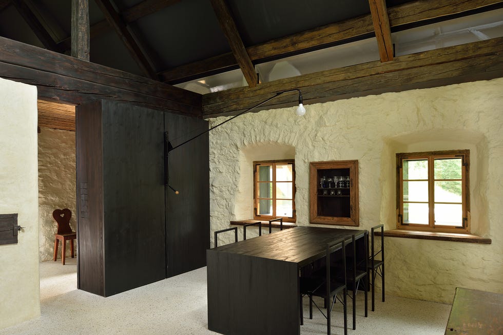 una casita en los alpes de eslovenia que fue una antigua granja