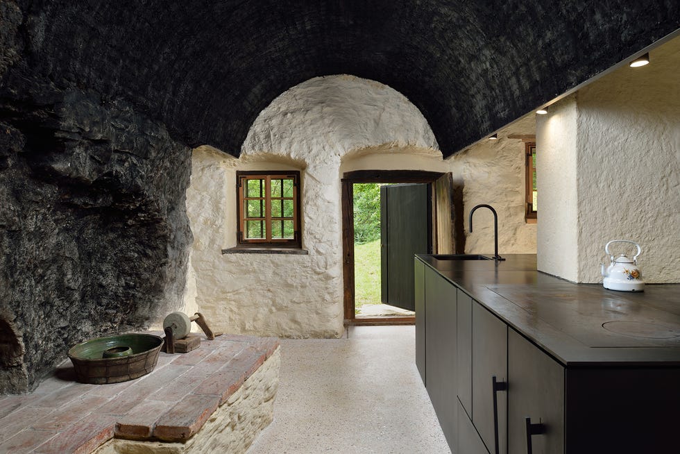 una casita en los alpes de eslovenia que fue una antigua granja