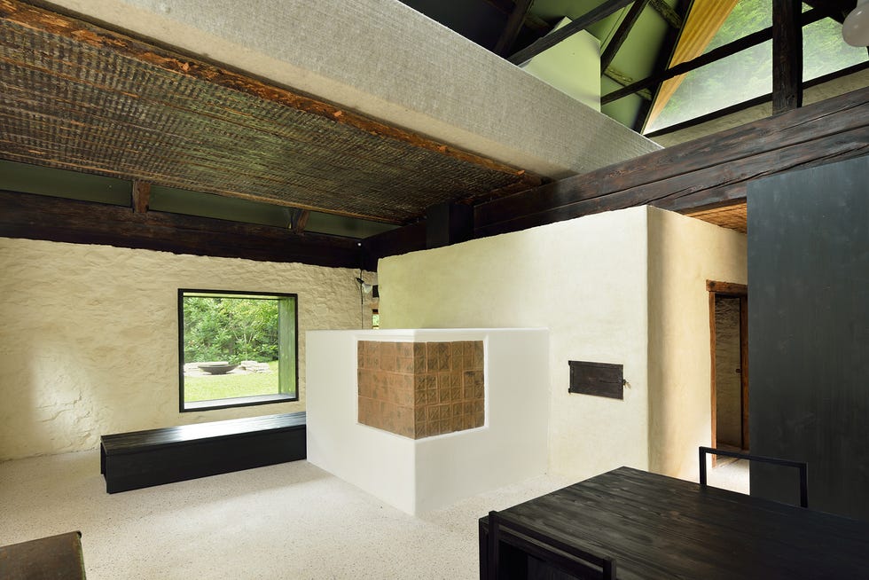 una casita en los alpes de eslovenia que fue una antigua granja