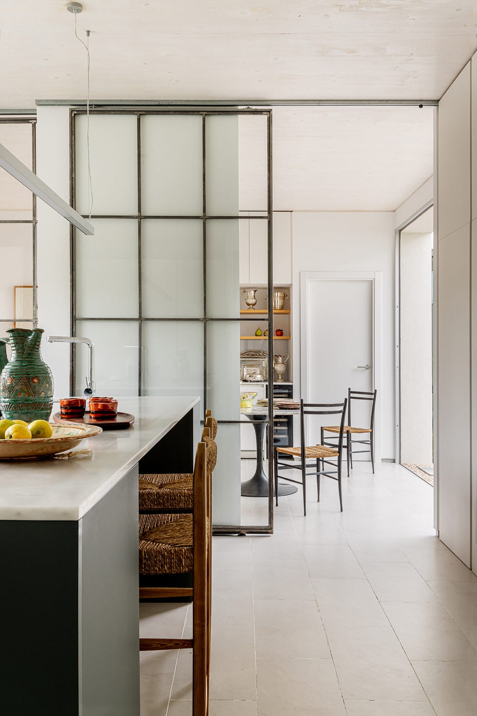 una casa moderna racionalista con mucho color del estudio abaton