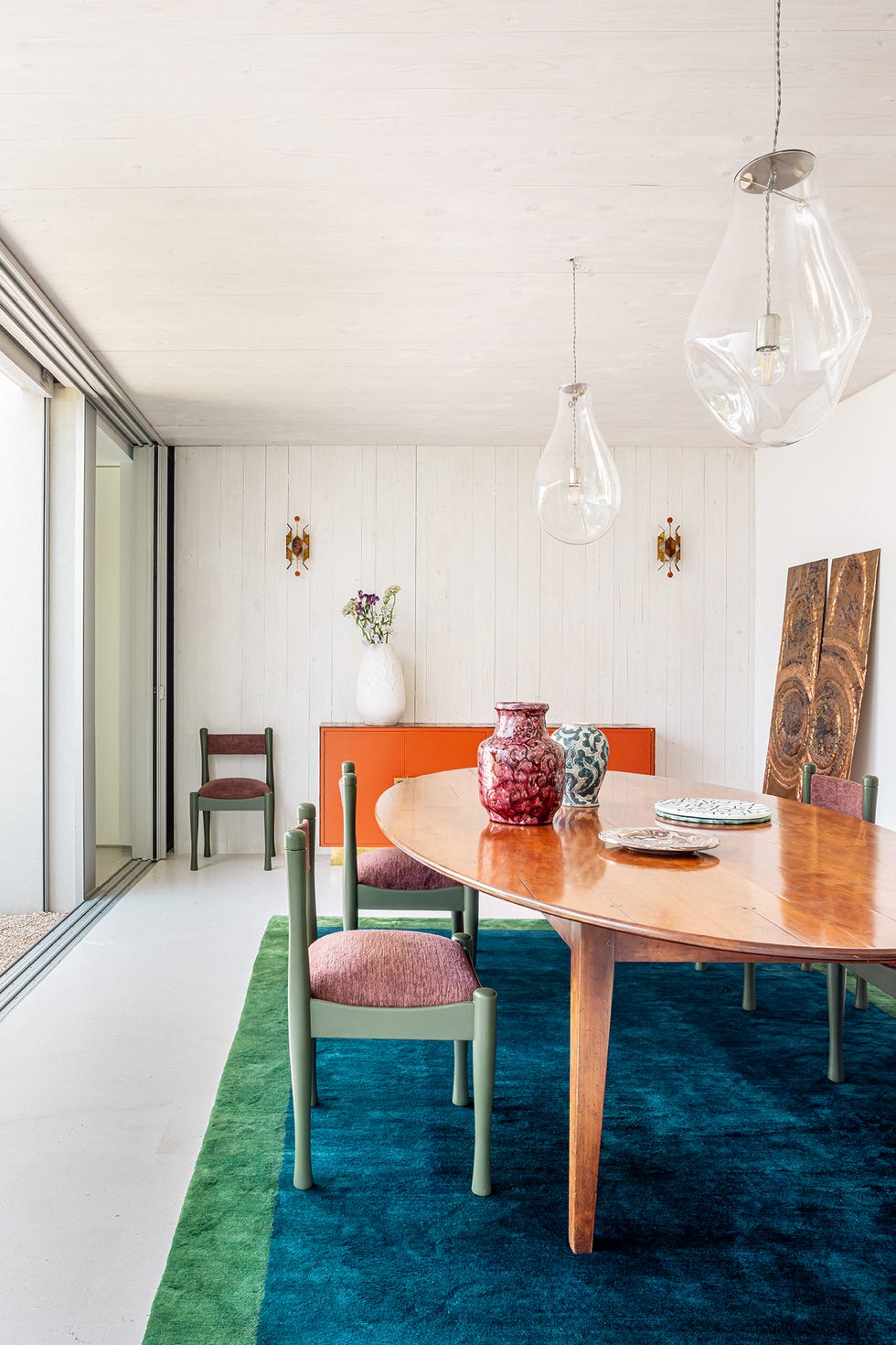 una casa moderna racionalista con mucho color del estudio abaton