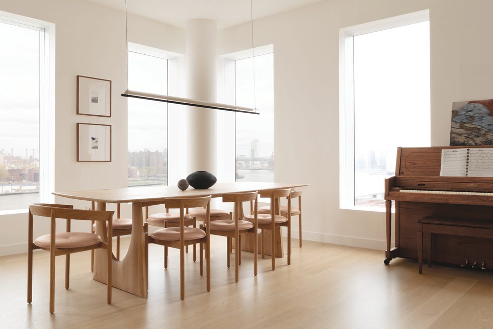 un apartamento en manhattan con muebles modernos, madera y texturas calidas