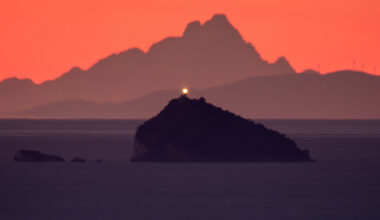 Il Monviso fotografato a 269 chilometri di distanza: "Mi piace molto la foto da qui perché la forma dell'isola del Tino si contrappone in prospettiva a quella della montagna"