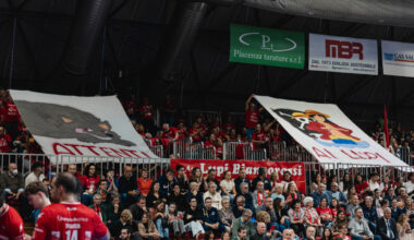 la coreografia dei Lupi Biancorossi prima della sfida con la Lube. VIDEO