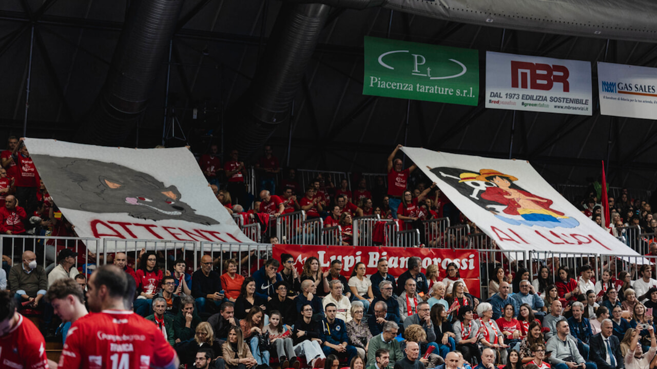 la coreografia dei Lupi Biancorossi prima della sfida con la Lube. VIDEO