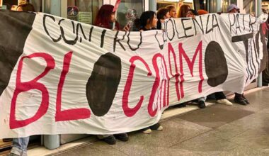 "Ci vogliamo vive", aggredito un fotografo in metro