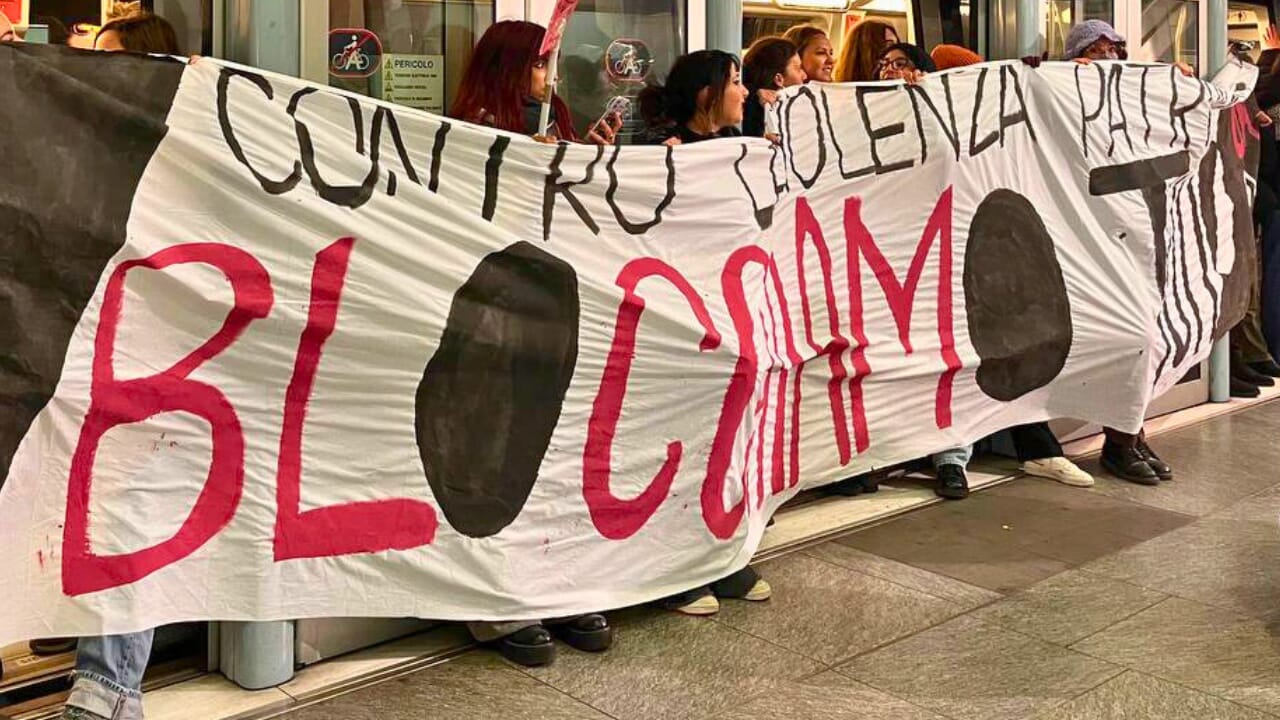"Ci vogliamo vive", aggredito un fotografo in metro