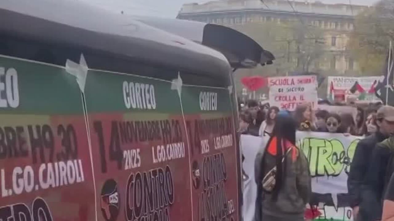 "No Meloni day" e proteste per il clima, anche a Milano gli studenti scendono in piazza: il corteo