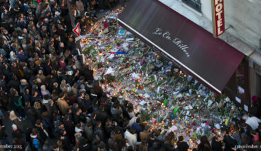 Parigi, 13 novembre: dieci anni dopo. Il racconto dei luoghi degli attentati e la memoria di chi è sopravvissuto - il longform