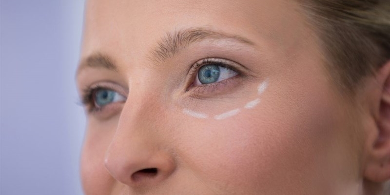 Novembre è il mese delle occhiaie, i rimedi naturali per eliminare questi aloni scuri: spariranno subito