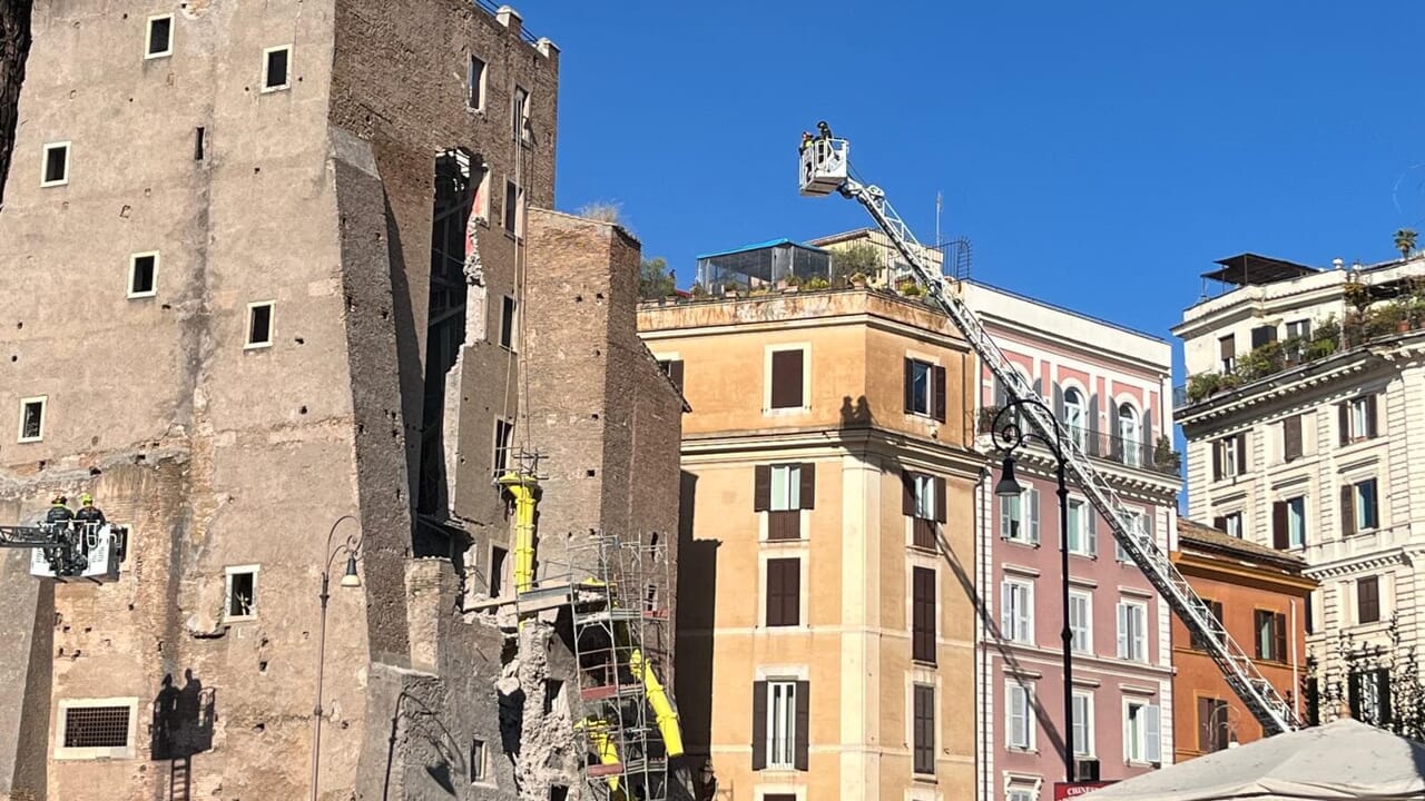 ore di apprensione per l'operaio incastrato tra le macerie