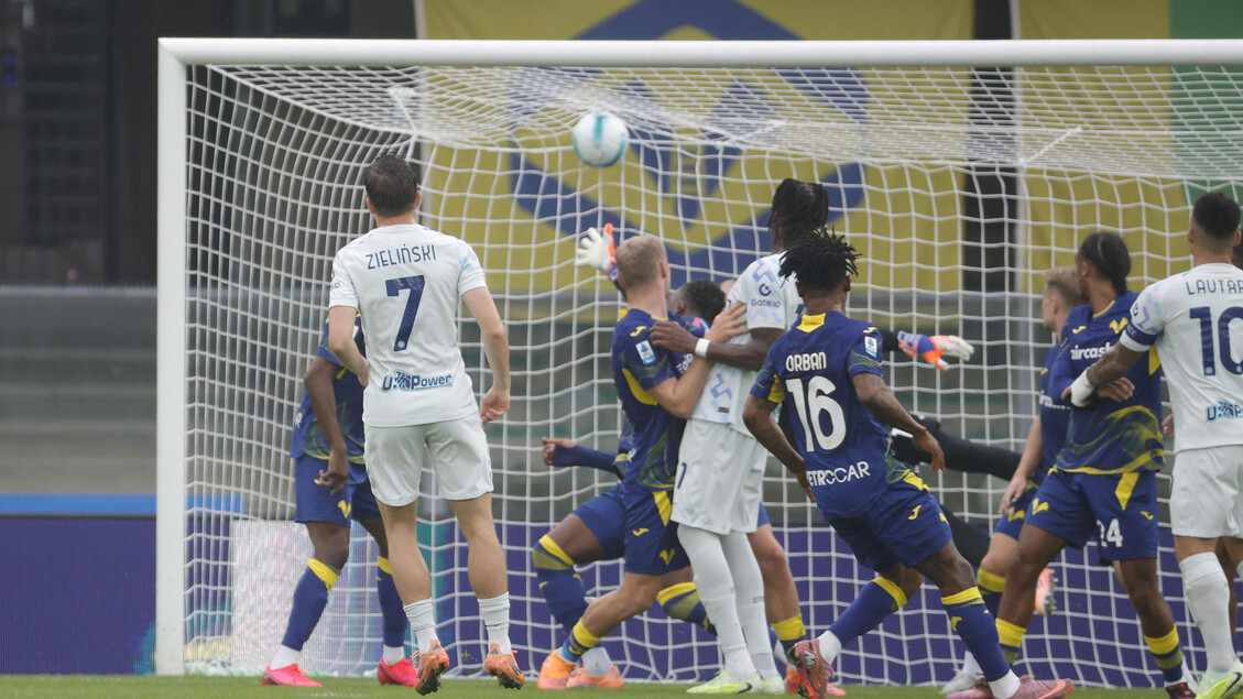 Serie A, L'Inter soffre a Verona, autogol al 93' dà la vittoria - Calcio
