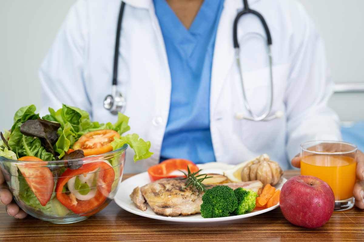 medico con alimenti davanti