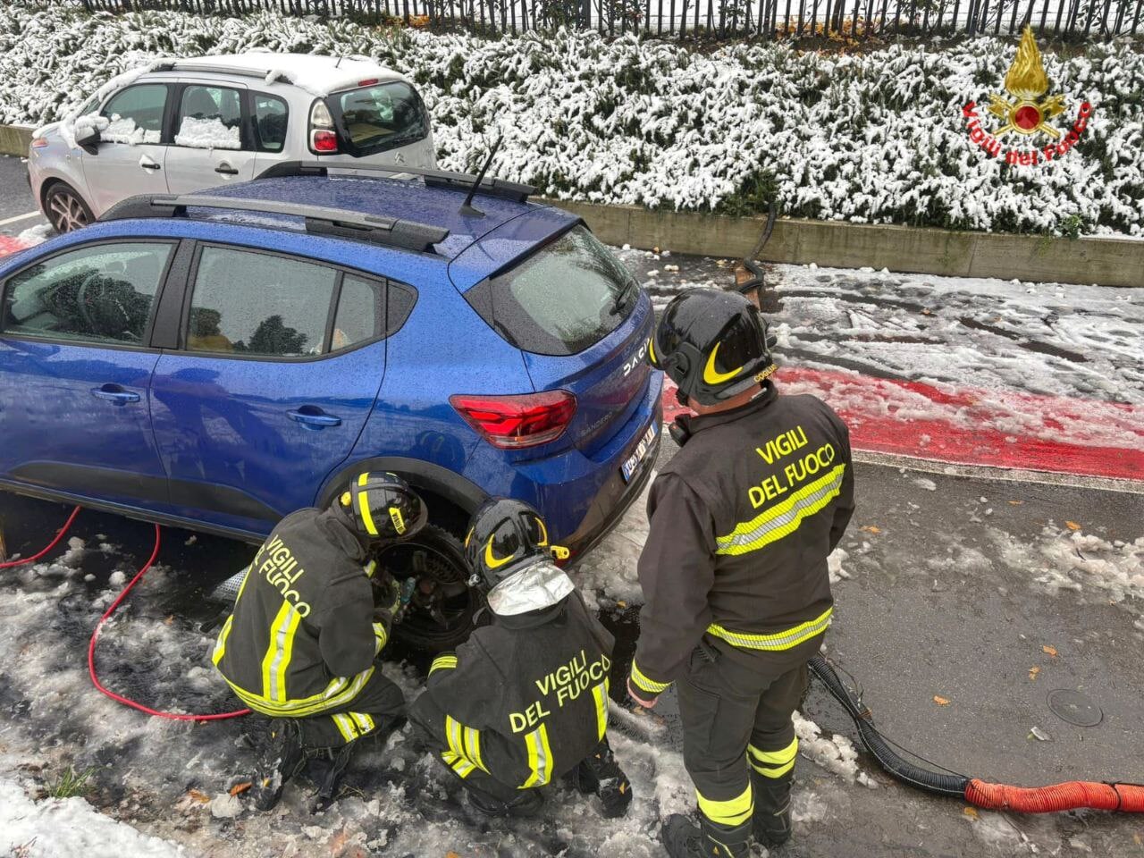 Diversi interventi tecnici dei vigili del fuoco per la nevicata del 21 novembre. (2)