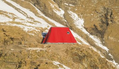 Questo bivacco è un’architettura d’emergenza, ma anche un micro-museo