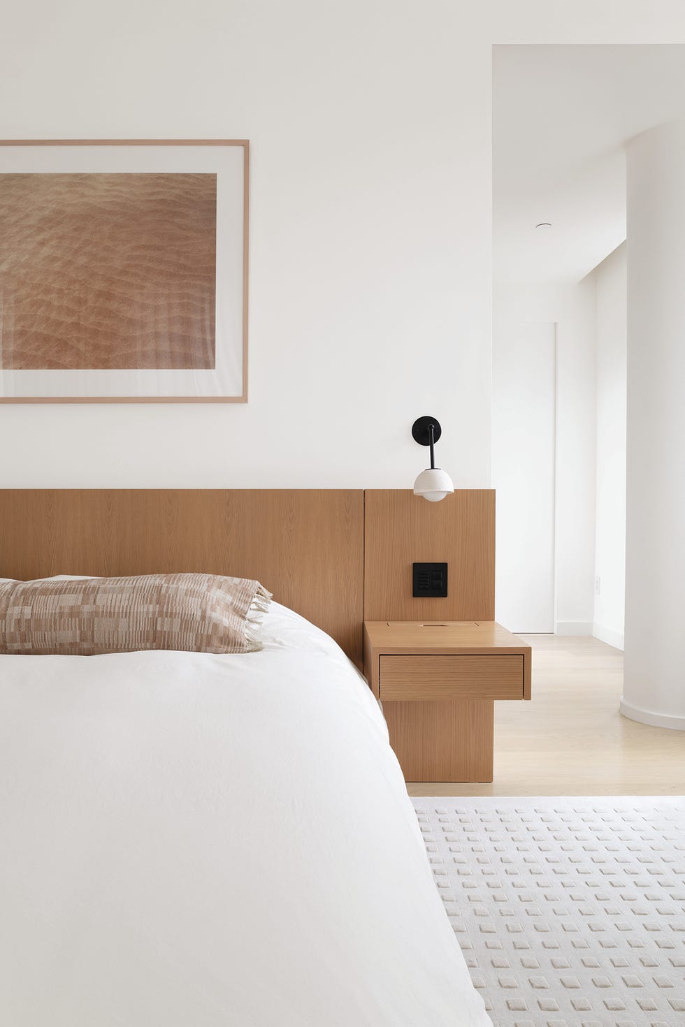 un apartamento en manhattan con muebles modernos, madera y texturas calidas