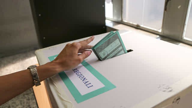 Regionali Campania, affluenza in netto calo rispetto al 2020