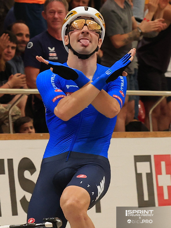 Il gesto dlle braccia incrociate è la conferma che il viaggio si ferma qui, ma con l'oro al collo