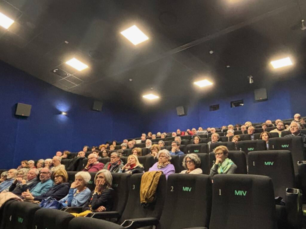 il film su monsignor Zuppi conquista Varese