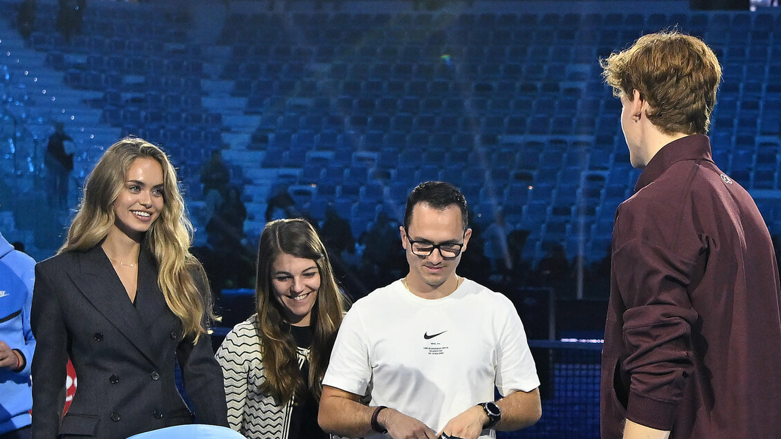 Foto, spumante e complimenti vip: la festa pop di Sinner - ATP Finals 2025