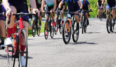 Ciclisti in rotonda che non sanno dove andare