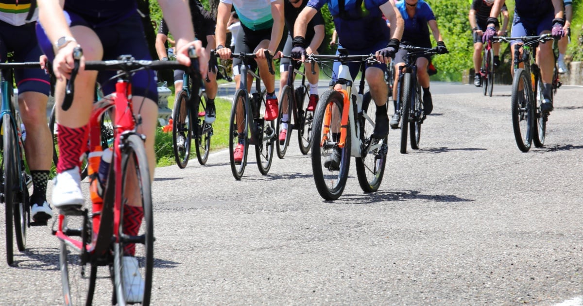 Ciclisti in rotonda che non sanno dove andare