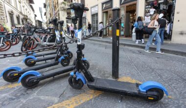 Firenze dice stop ai monopattini a noleggio. Addio fra quattro mesi, “ma aumenterà il bike sharing”