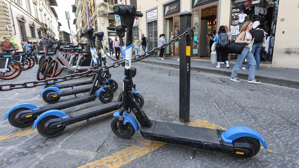 Firenze dice stop ai monopattini a noleggio. Addio fra quattro mesi, “ma aumenterà il bike sharing”