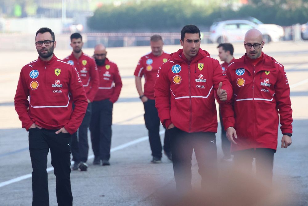 Il personale Ferrari a supporto della Cadillac a Imola