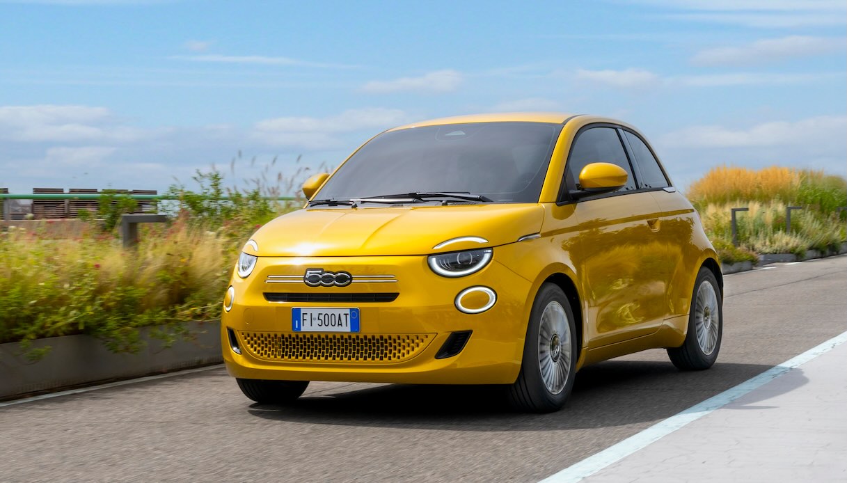 Fiat 500 Hybrid è disponibile da oggi: prezzi e allestimenti