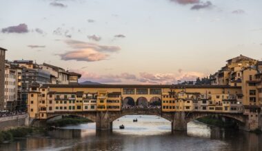 Coniugi trovati morti in casa a Firenze con ferite da taglio: indagini in corso