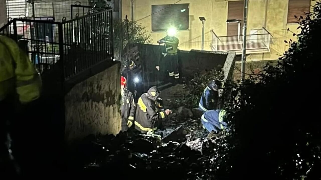 Frana in salita dell'Orso, passaggio chiuso, e in via Sessarego a Bogliasco e in via Betti a Rapallo