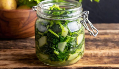 Cime di rapa o friarielli in un barattolo di vetro, concept: conserve vegetali, botulino