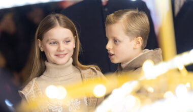 Charlene di Monaco accende il Natale coi figli, Alberto serata complice con Emanuele Filiberto di Savoia