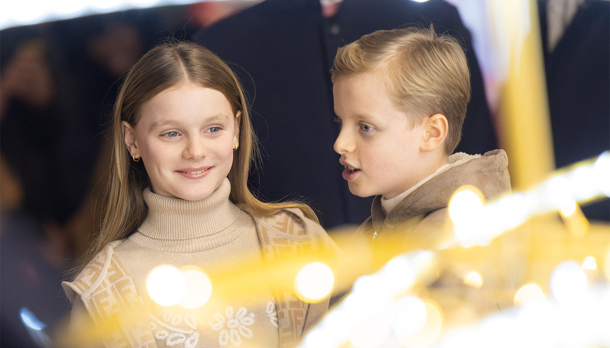 Charlene di Monaco accende il Natale coi figli, Alberto serata complice con Emanuele Filiberto di Savoia