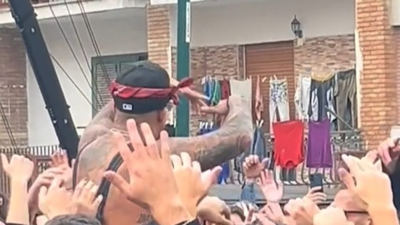 Geolier gira nel suo rione il video del nuovo brano: le immagini