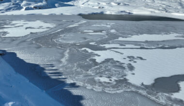 Tragedia nel lago ghiacciato: spuntano delle ciaspole e scatta l'intervento. Trovato morto un 66enne